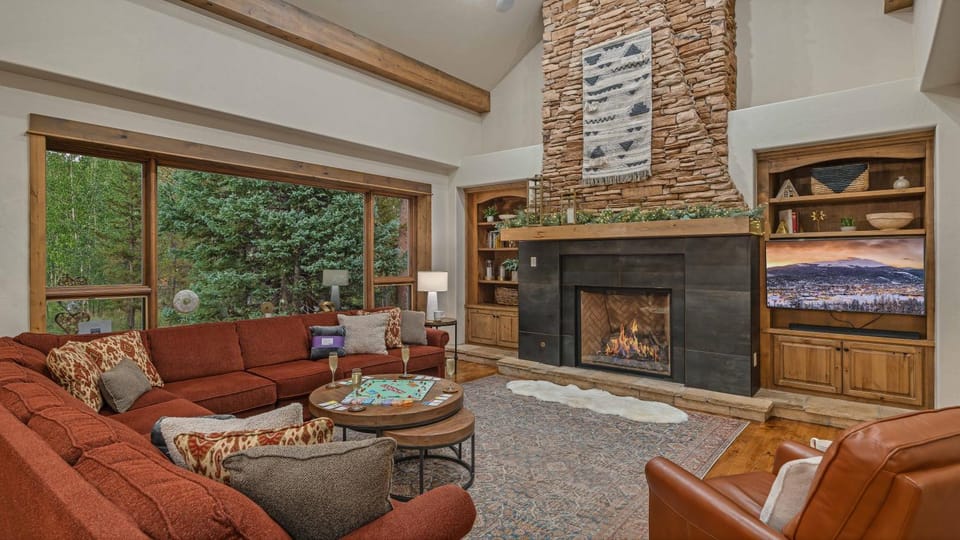 TV and multimedia, Living room, Seating area, fireplace