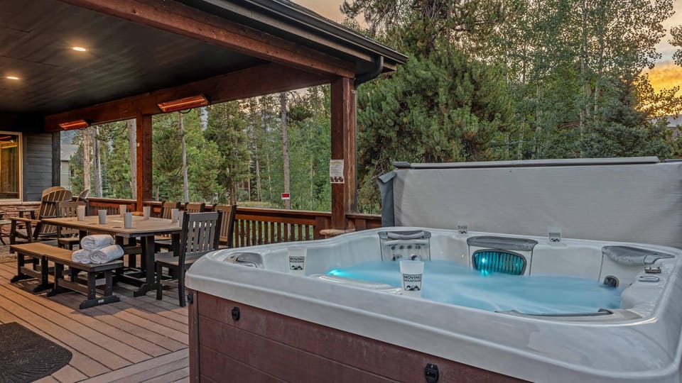 Hot Tub, Balcony/Terrace, Dining area, towels