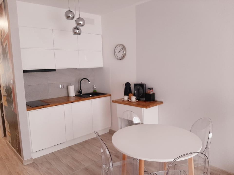 Coffee/tea facilities, Kitchen or kitchenette, stove, toaster