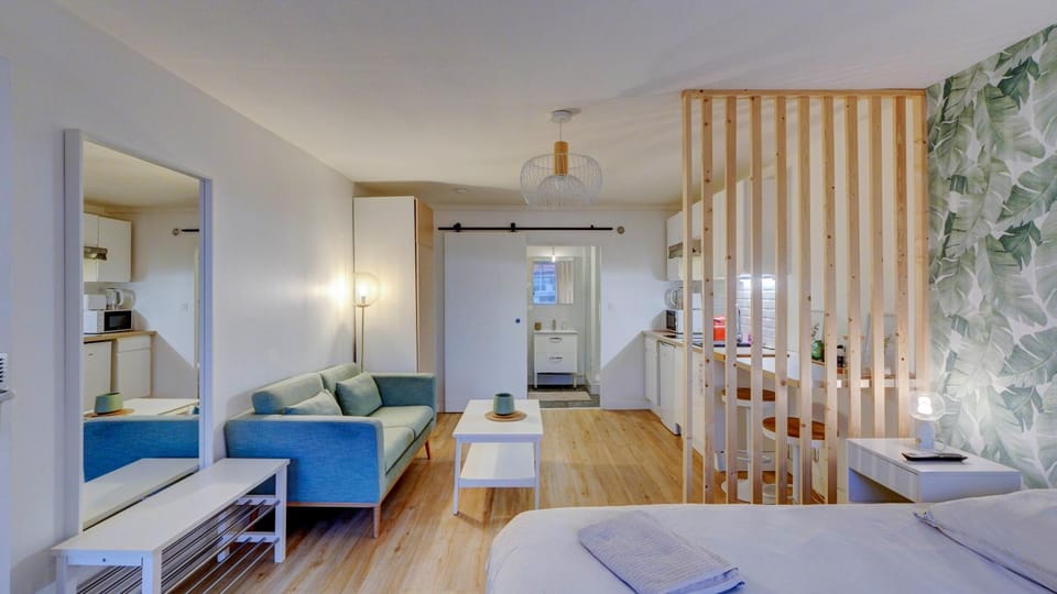 Bed, TV and multimedia, Living room, Photo of the whole room, Seating area, Bedroom