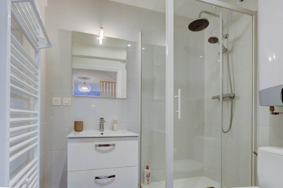 Shower, Toilet, Bathroom, towels