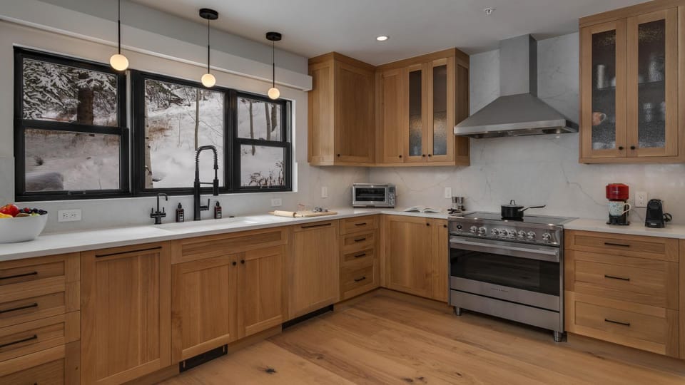 Coffee/tea facilities, microwave, oven, storage, stove