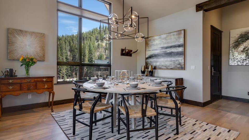 View (from property/room), Dining area, Mountain view, furniture