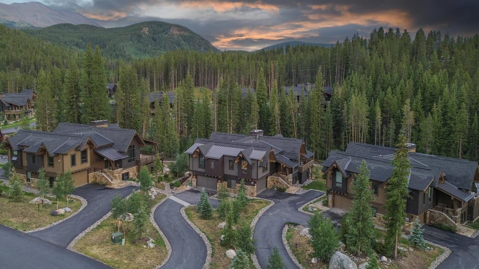 Property building, Neighbourhood, Bird's eye view, Mountain view