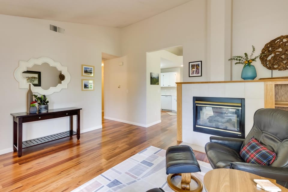 Tasteful Tualatin Home 40 Mi to Willamette Valley House in Clackamas County