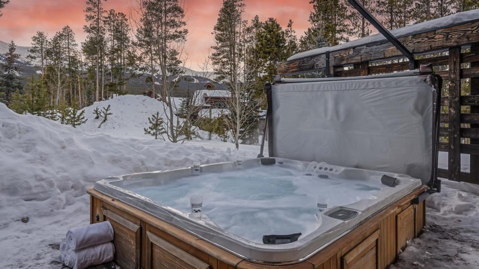 Patio, Winter, Hot Tub, View (from property/room), towels