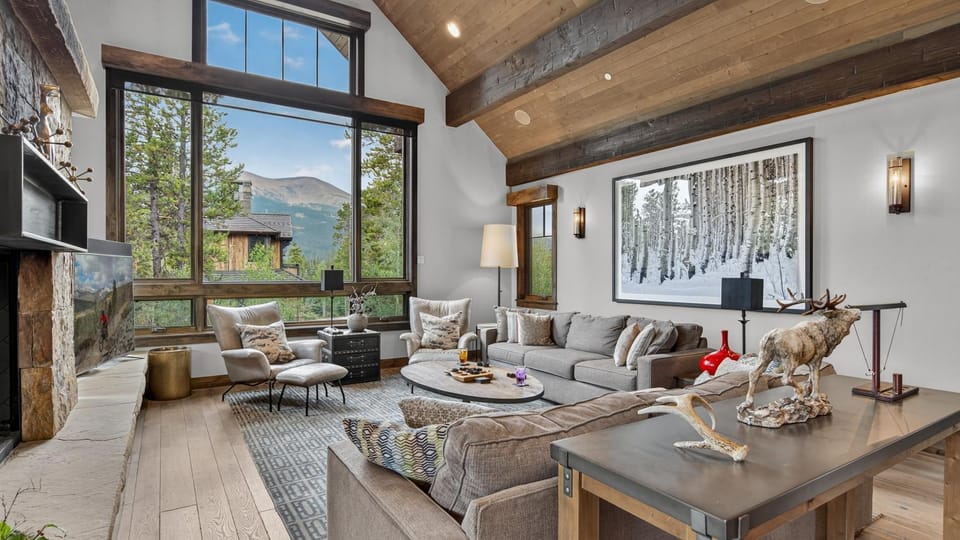 TV and multimedia, View (from property/room), Living room, Seating area, furniture