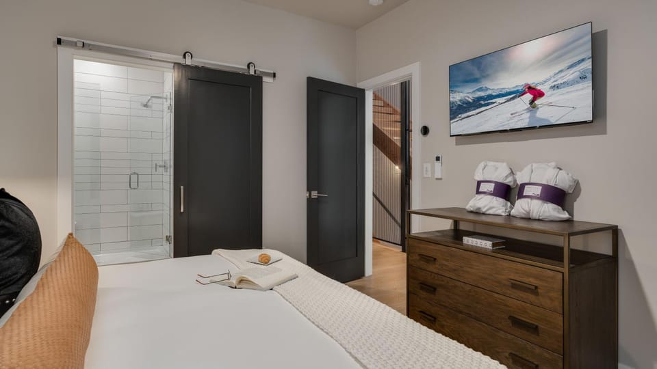 Bed, Bedroom, Mountain view