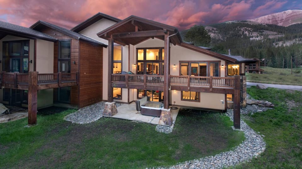 Property building, Hot Tub, View (from property/room), Balcony/Terrace, Mountain view