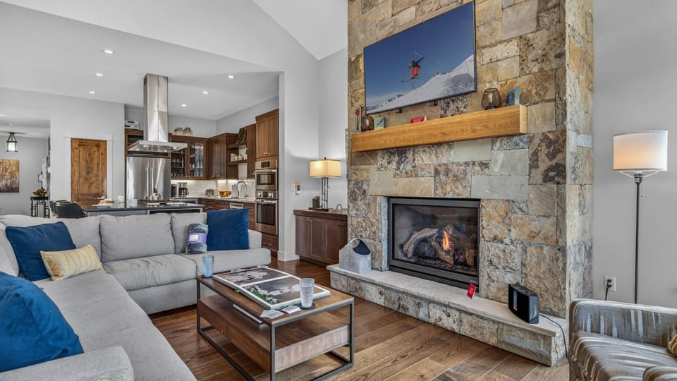TV and multimedia, Living room, Seating area, fireplace, furniture