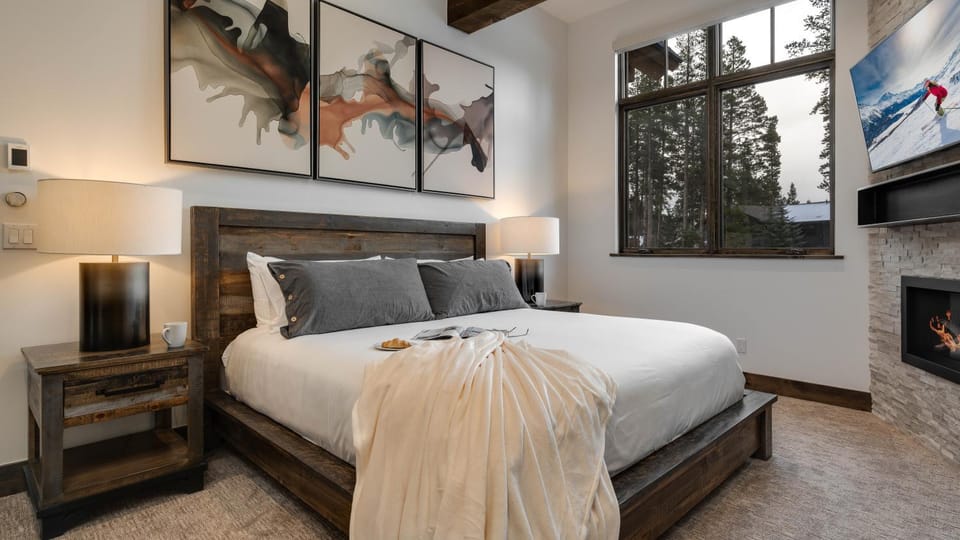 Bed, TV and multimedia, Bedroom, fireplace