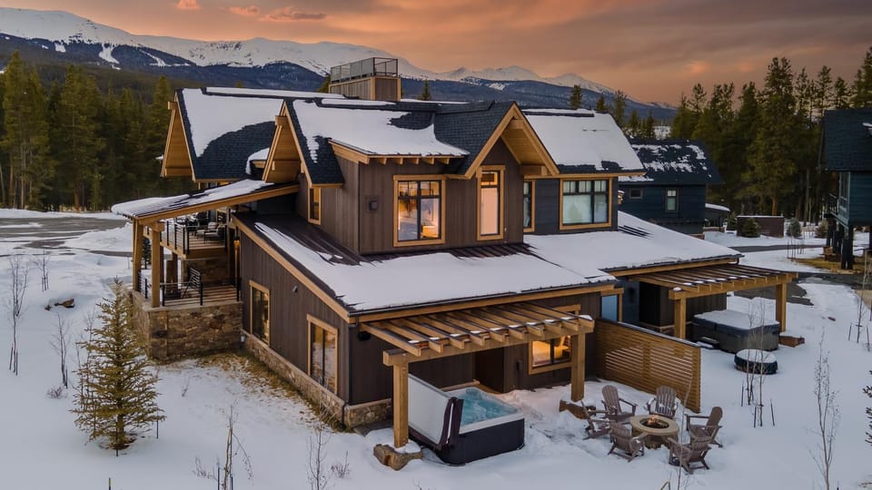 Property building, Patio, Hot Tub, Mountain view