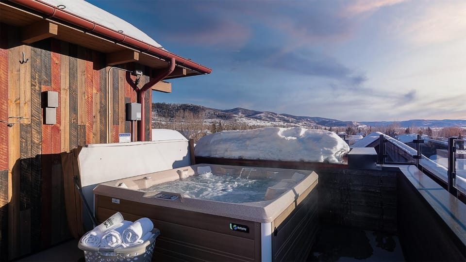 Natural landscape, Hot Tub, Mountain view, towels
