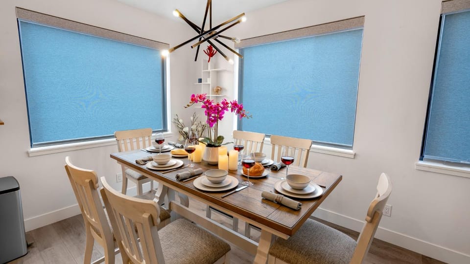 Food and drinks, Seating area, Dining area
