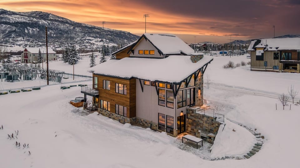 Property building, Patio, Winter, Hot Tub, Mountain view