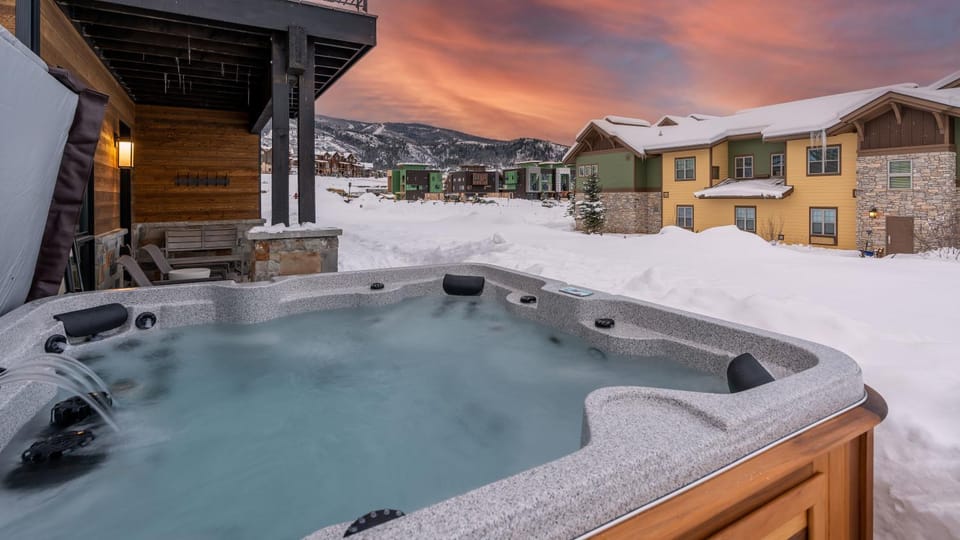 Neighbourhood, Winter, Hot Tub, Seating area, Mountain view