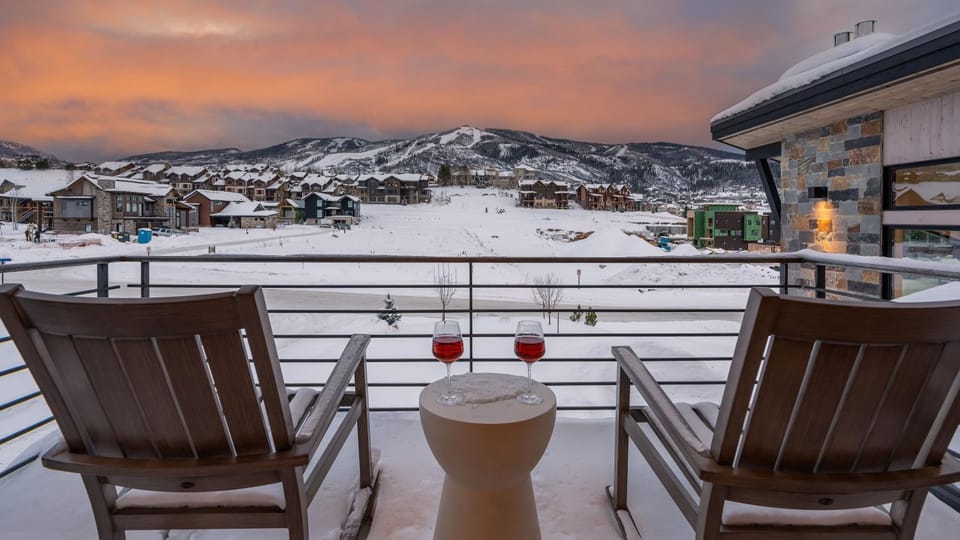 View (from property/room), Balcony/Terrace, Seating area, Bedroom, Mountain view
