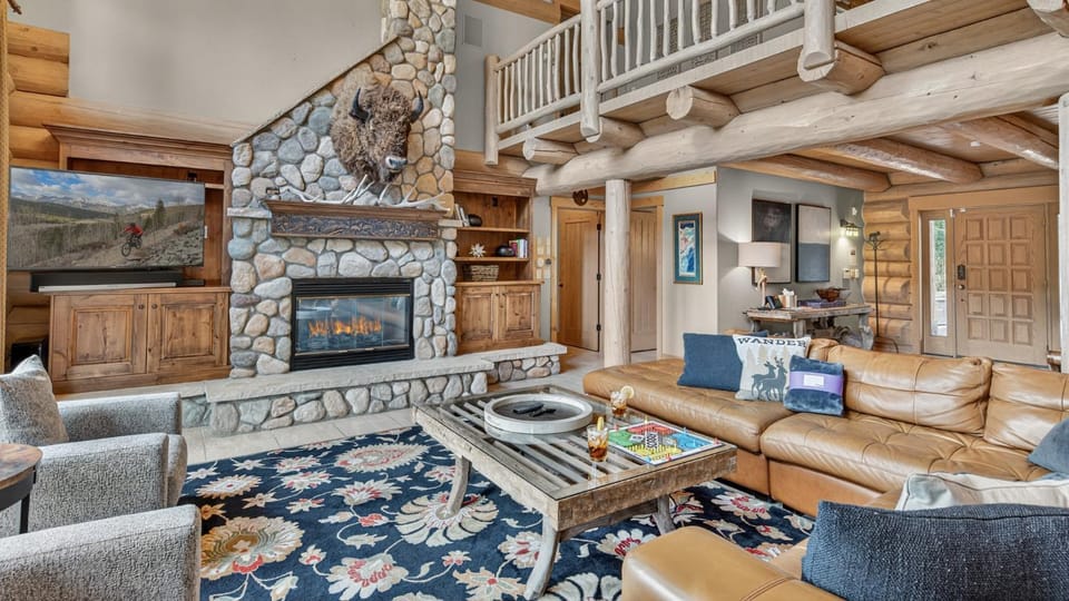 TV and multimedia, Living room, Seating area, fireplace, furniture