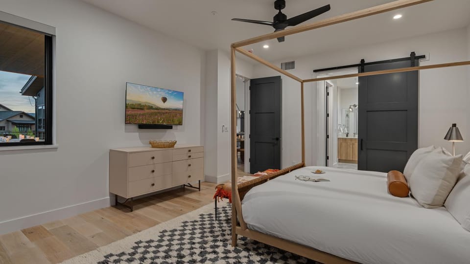 Bed, TV and multimedia, Bedroom