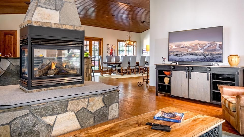 TV and multimedia, Living room, Dining area, fireplace, furniture