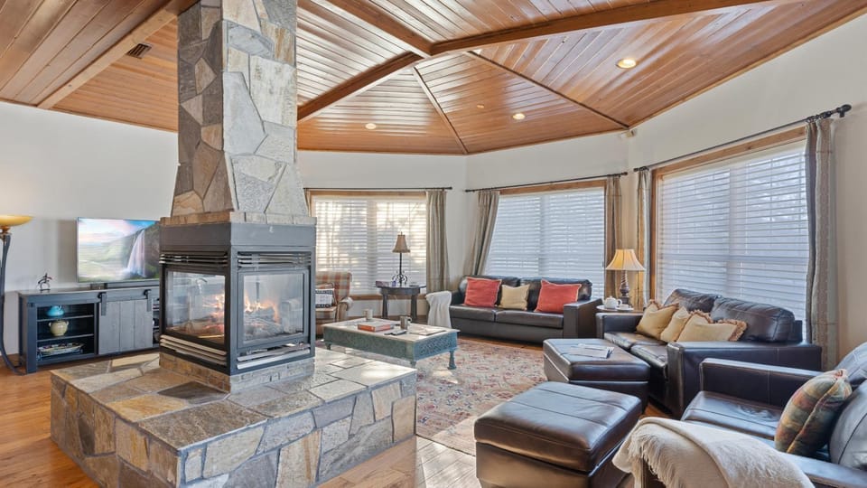 TV and multimedia, Living room, Seating area, fireplace