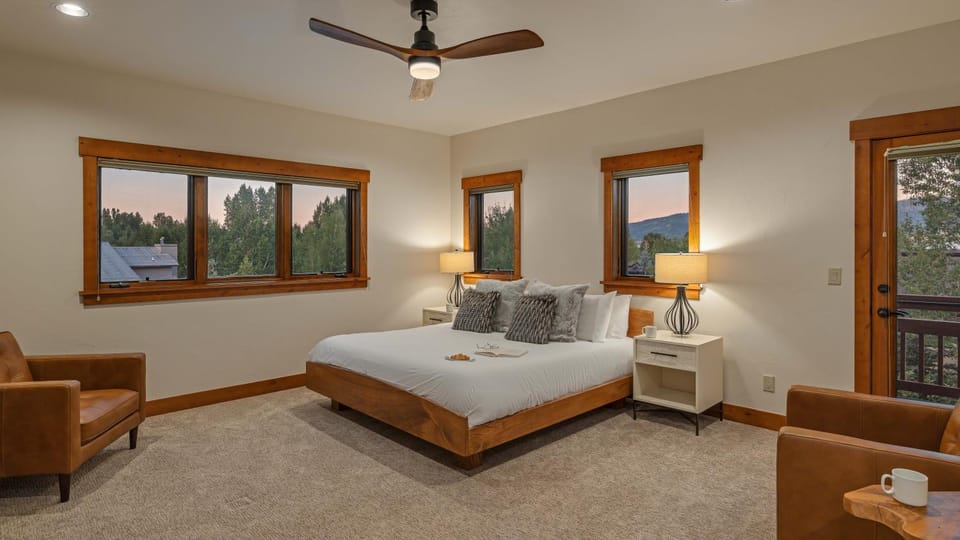 Bed, Balcony/Terrace, Seating area, Bedroom, Mountain view