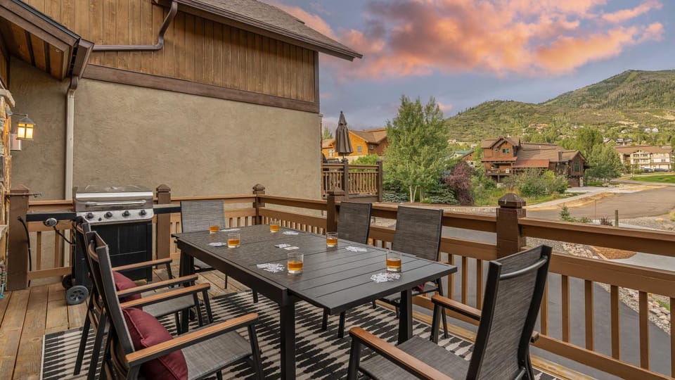 Seating area, Dining area, Mountain view