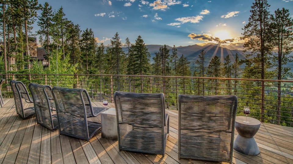 View (from property/room), Balcony/Terrace, Seating area, Mountain view