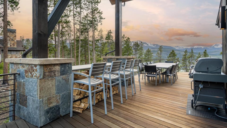 BBQ facilities, View (from property/room), Seating area, Dining area, Mountain view