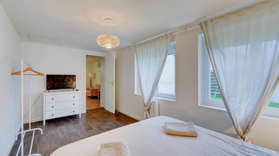 Bed, TV and multimedia, Photo of the whole room, Bedroom, towels, wardrobe