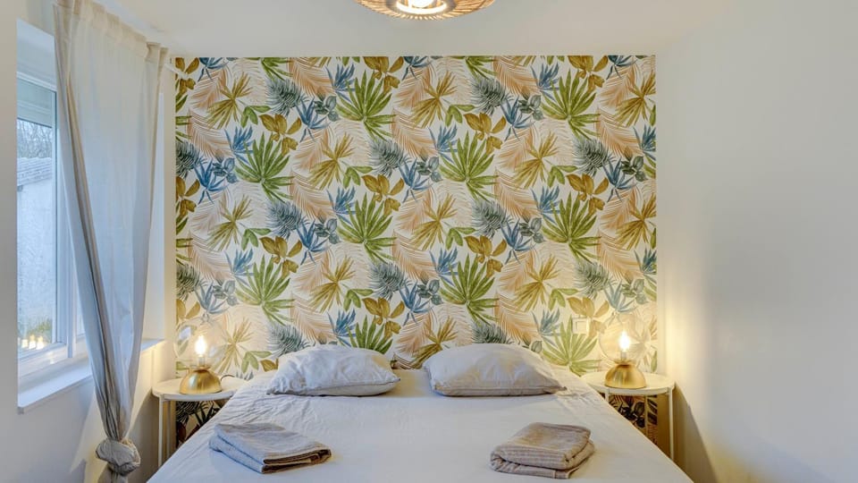 Bed, Photo of the whole room, Bedroom, towels