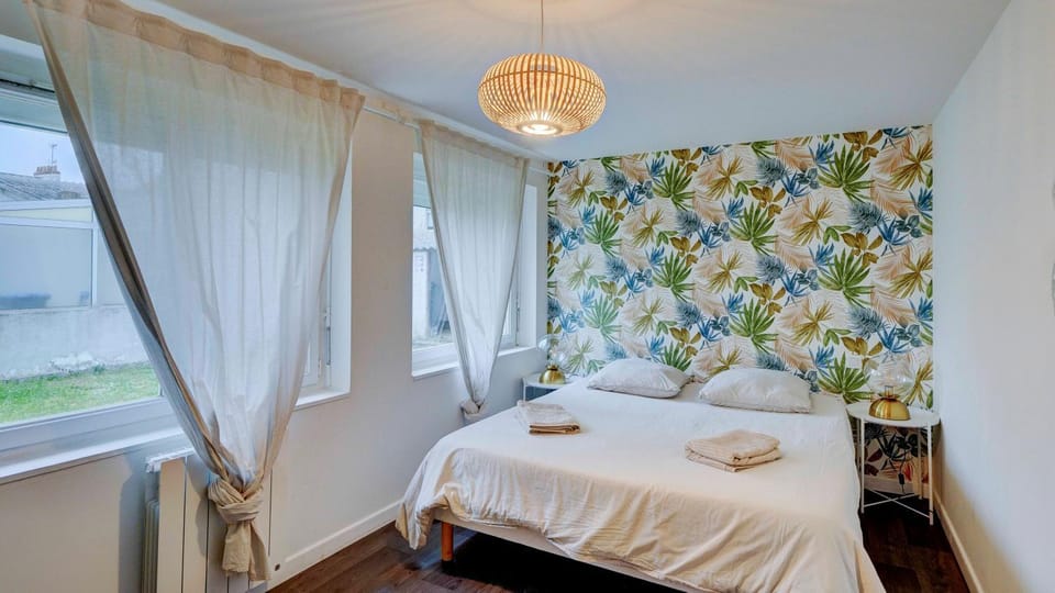 Bed, Photo of the whole room, Bedroom, towels