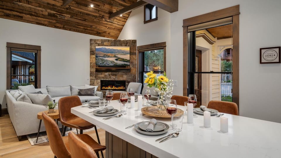 TV and multimedia, Seating area, Dining area, fireplace, furniture