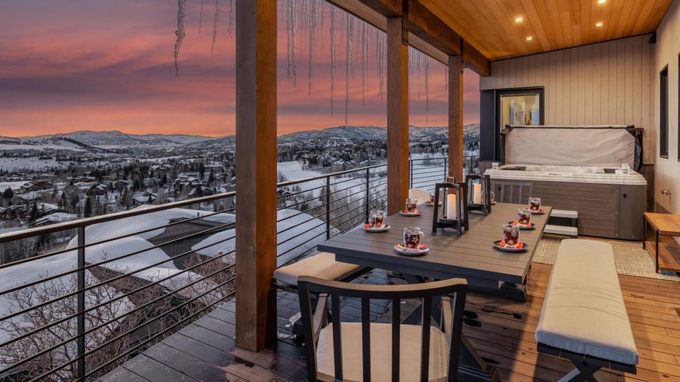Hot Tub, Balcony/Terrace, Dining area, Mountain view