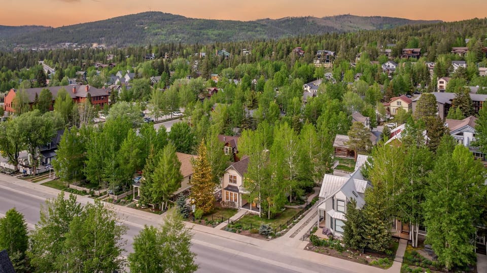 Property building, Bird's eye view, Mountain view, Street view