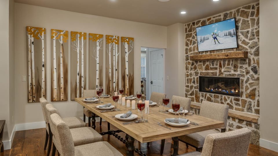 TV and multimedia, Seating area, Dining area, fireplace