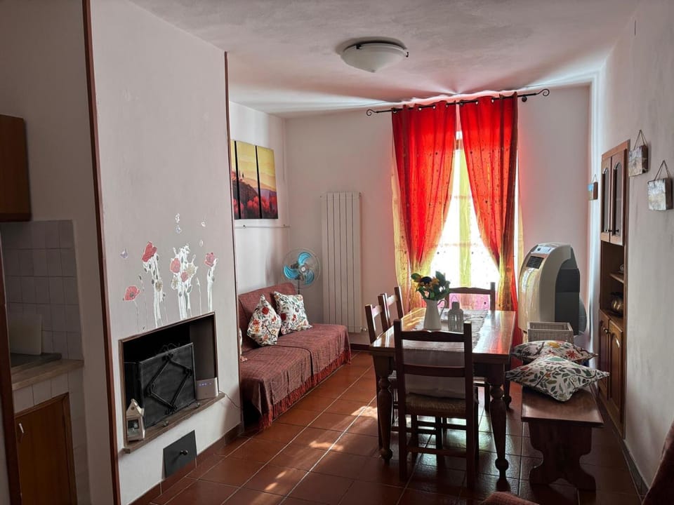 TV and multimedia, Living room, Seating area, Dining area