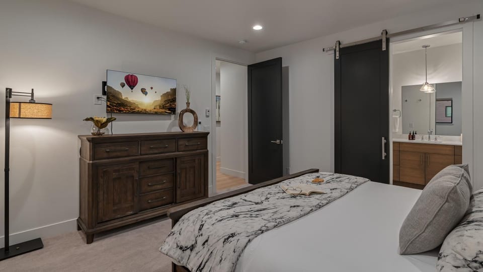 Bed, TV and multimedia, Bedroom