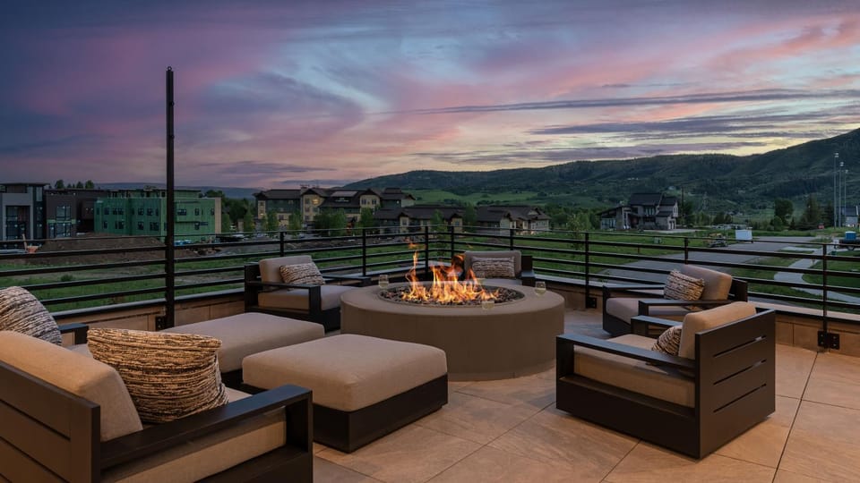 View (from property/room), Balcony/Terrace, Seating area, Mountain view