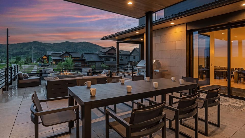 View (from property/room), Balcony/Terrace, Seating area, Dining area, Mountain view