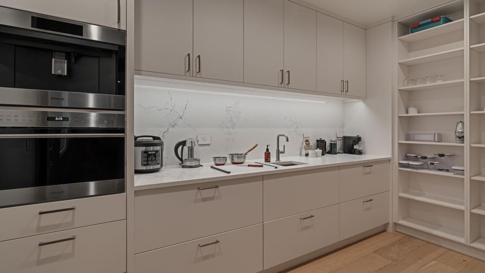 Coffee/tea facilities, microwave, oven, kitchen