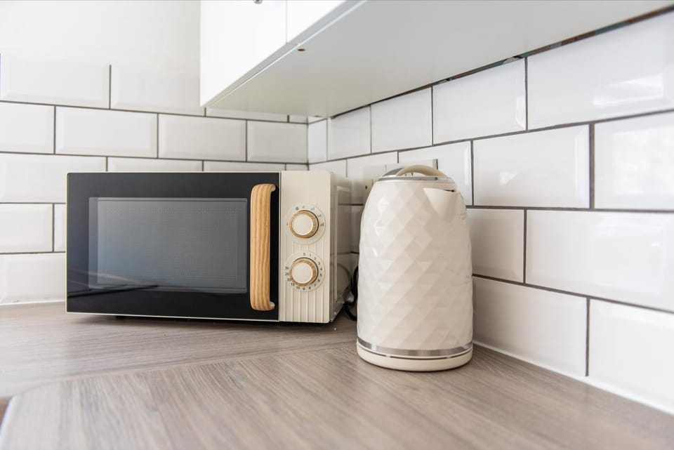 Kitchen or kitchenette, minibar