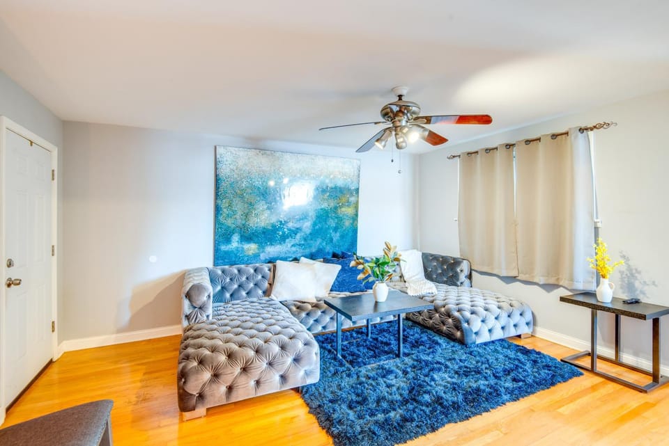 Walk to Train & Bus: Updated Chicago Apartment Apartment in Chicago