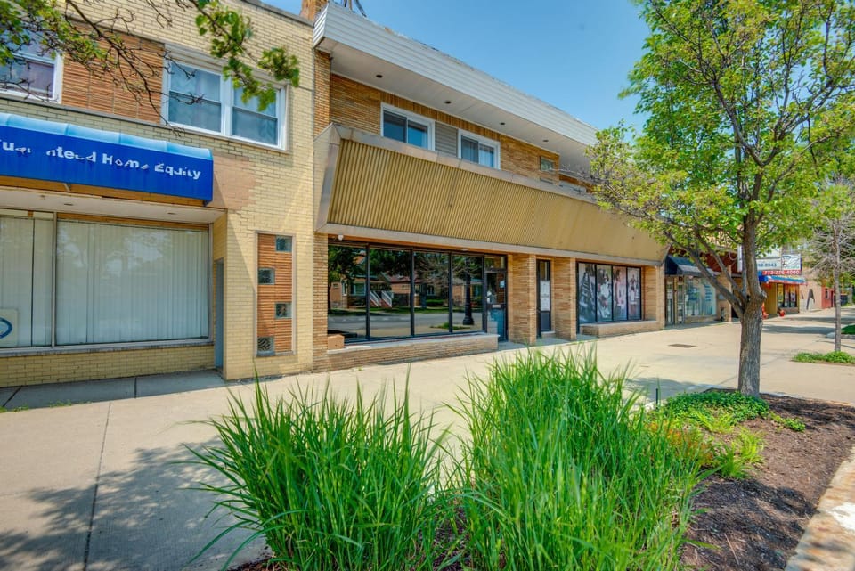 Walk to Train & Bus: Updated Chicago Apartment Apartment in Chicago