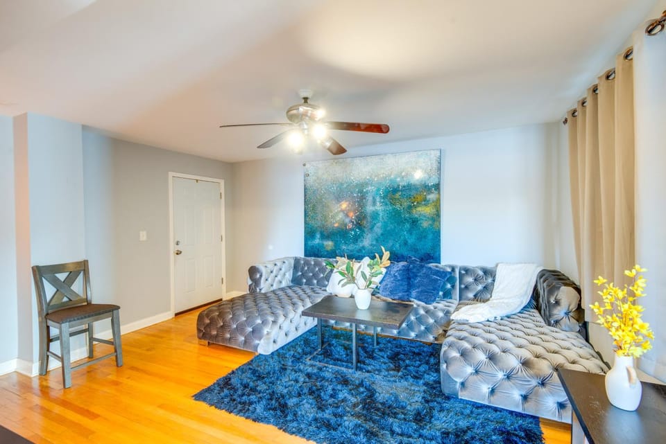 Walk to Train & Bus: Updated Chicago Apartment Apartment in Chicago