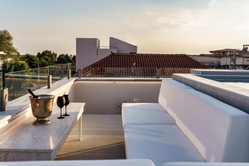 Balcony/Terrace, City view, Swimming pool