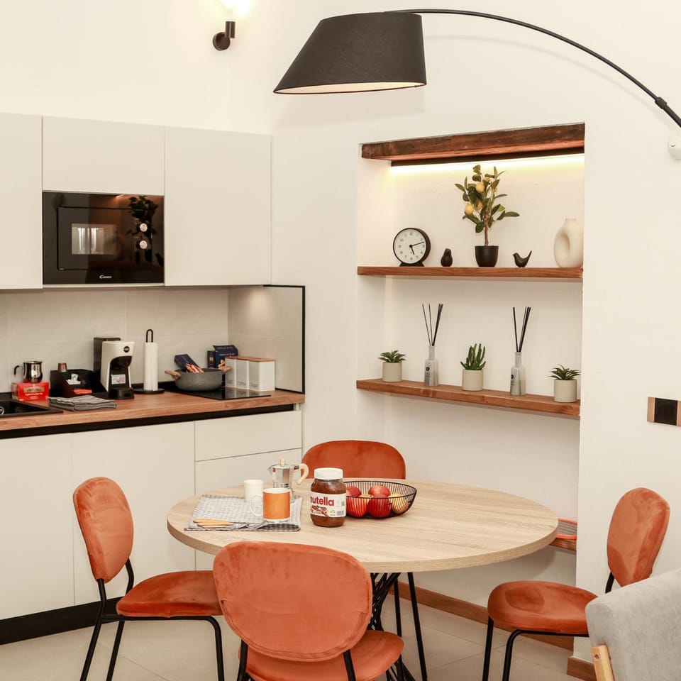 Coffee/tea facilities, Kitchen or kitchenette, Dining area, minibar