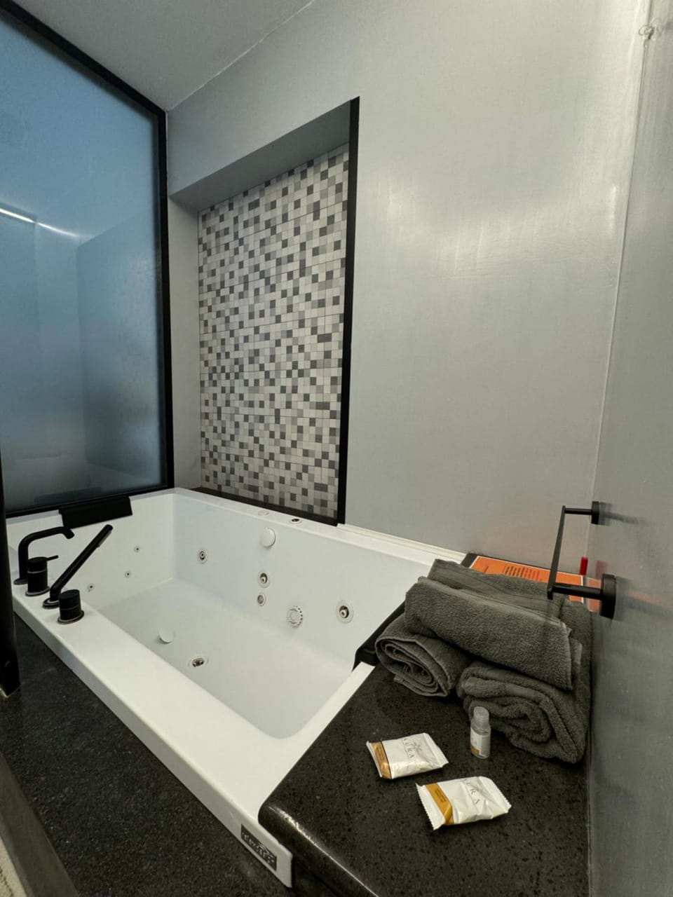 Dislocati BnB - Jacuzzi privata - Cucina - TV60" - Minimal Luxury Bed and Breakfast in Campania