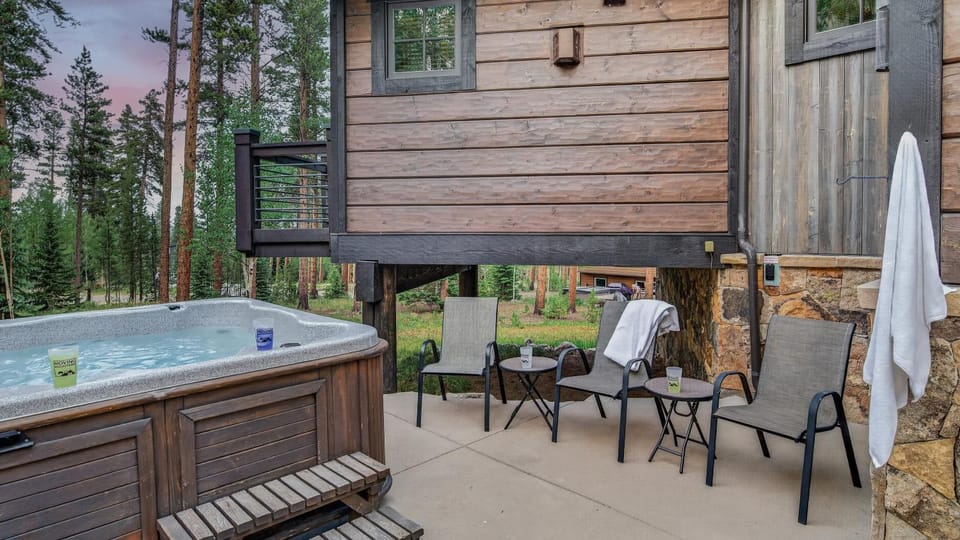 Hot Tub, Seating area, towels