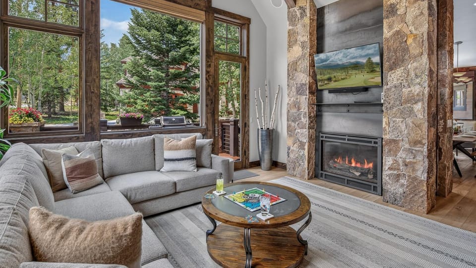 Day, TV and multimedia, Living room, Seating area, Mountain view, fireplace, furniture